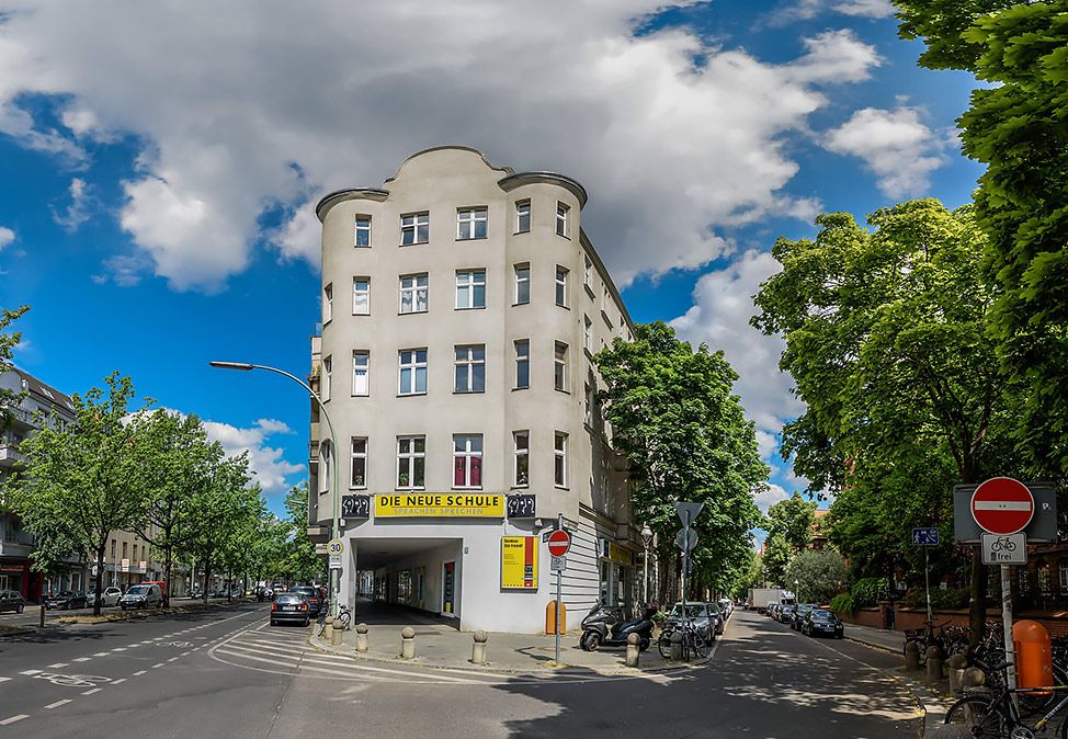 Le bâtiment de l'école de langues DIE NEUE SCHULE Berlin dans la Gieselerstr. en été