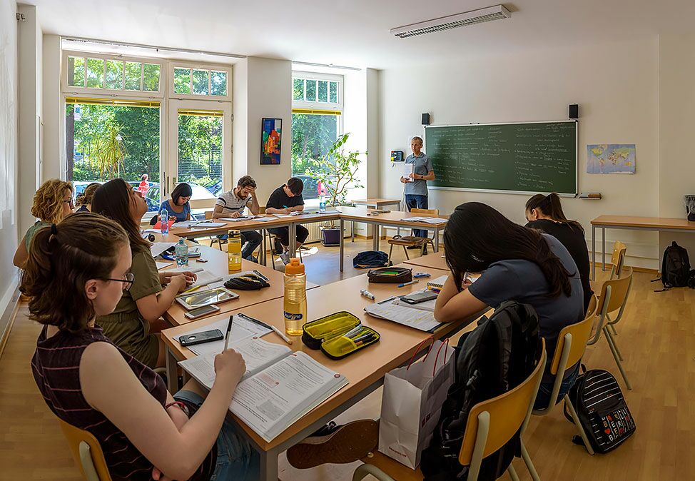 Ein Gruppenkurs Deutschkurs in einem Unterrichtsraum von DIE NEUE SCHULE Sprachschule Berlin.